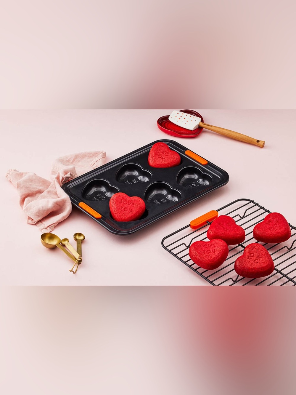 Le Creuset Conversation Heart Baking Tray 6 Cup Nonstick Valentines Bakeware